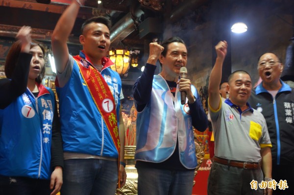 前總統馬英九今到淡水陪同黨籍議員候選人陳偉杰拜票,第一站先到淡水福佑宮參拜。(記者葉冠妤攝)