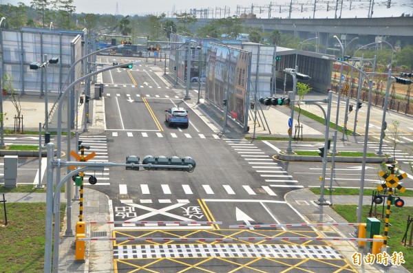 在測試場域內,自駕車已開始行駛。(記者吳俊鋒攝)