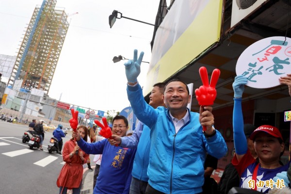 國民黨新北市長候選人侯友宜今起發動「百街街口拜票」,第1站就到三重橋頭跟通勤族們揮手。(記者葉冠妤攝)