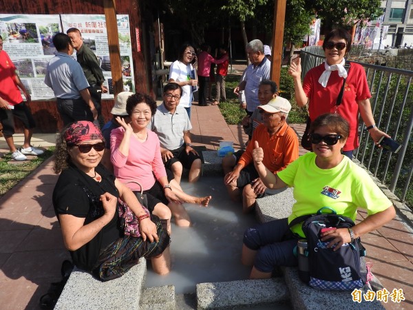 草屯新厝社區的公共泡腳池讓居民開心泡腳話家常,溫水來源就是一旁福德廟環保金爐的冷卻水。(記者佟振國攝)