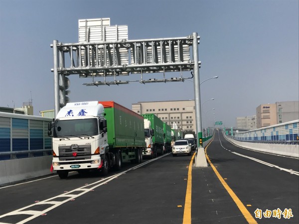 高雄港聯外高架道路今天全線通車,聯結車通過時齊鳴喇叭祝賀。(記者洪臣宏攝)