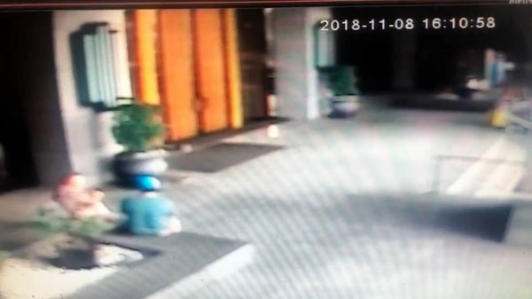 監視器拍下祖孫倆一開始坐在社區花園聊天。(記者王宣晴翻攝)