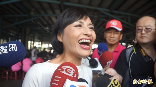 脸书粉丝专页被韩国瑜粉丝灌爆,邱议莹霸气大笑回应。(记者黄佳琳摄)