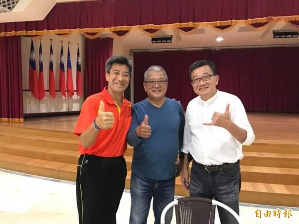 湖西乡政论坛今天终于成局,乡长吴政杰(左)、资深媒体人高源流(中)及郁国麟齐聚一堂。(记者刘禹庆摄)