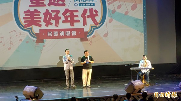 朱立伦(右)与高思博(站立者右)一起合唱民歌。高思博表示,要把台南打造成为民歌的重镇。(记者蔡文居摄)