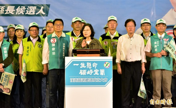 总统蔡英文今天为宜兰县长候选人陈欧珀站台,批评中国介入台湾大选,呼吁选民用选票捍卫台湾。(记者张议晨摄)