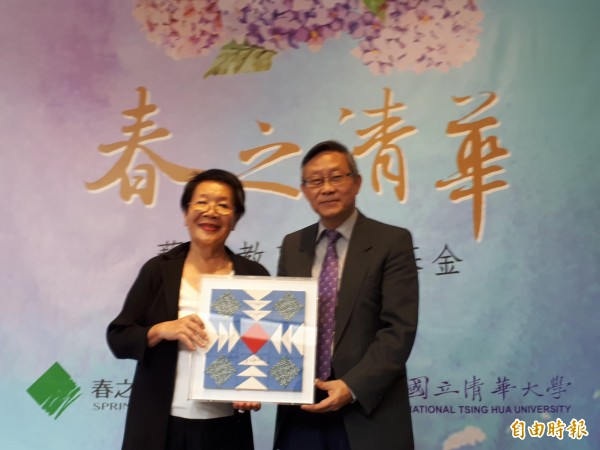 東和鋼鐵創辦人侯貞雄的妻子侯王淑昭（左）致力於推廣藝術扎根，捐出1億元給清華大學。（記者洪美秀攝）