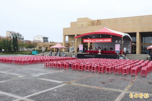 宜蘭縣選委會今日上午在宜蘭運動公園舉行宜蘭縣長候選人傳統政見發表會，但場地在室外，未搭棚架又細雨綿綿，台下座椅空蕩蕩。（記者林敬倫攝）