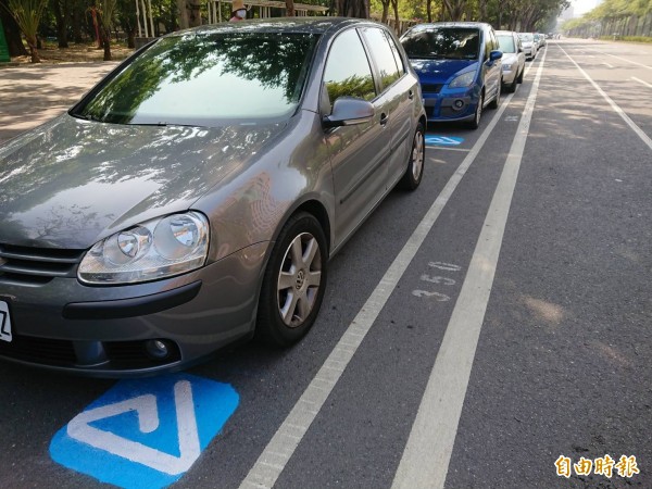 智慧路邊停車格的地面標識。（記者洪瑞琴攝）