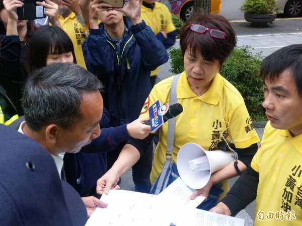 公路總局運輸組長劉育麟(左前)出面接受小黃司機陳情書。(記者鄭瑋奇攝)