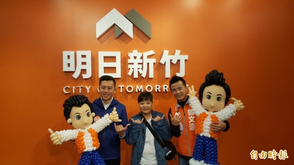林智坚与市议员候选人曾文涛的粉丝以气球折成2人公仔模样,相当可爱吸晴。(记者蔡彰盛摄)