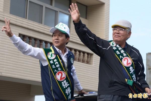 李进勇(右)今天上午与林内乡长候选人张维峥(左)在林内扫街,晚上到斗六徒步扫街。(记者林国贤摄)
