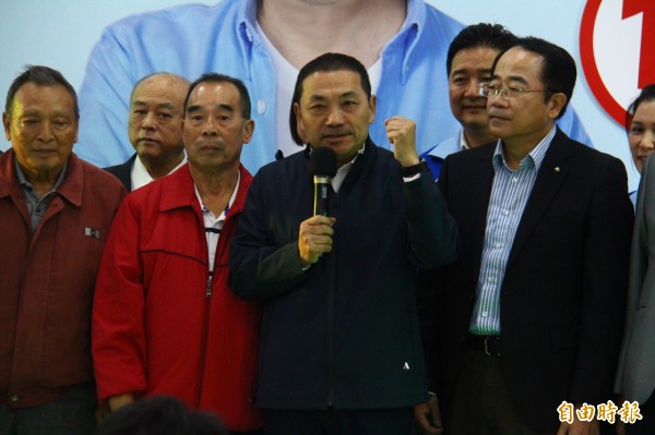 侯友宜向台下的支持者感谢,强调市民就是自己的团队。(记者邱书昱摄)