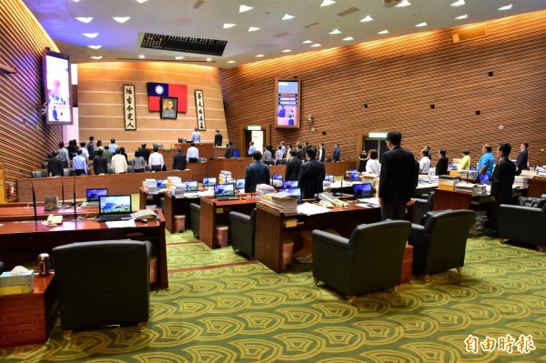 宜兰县议会本届最后一次临时会今天开议,开议前官员、县议员列席唱国歌。(记者张议晨摄)