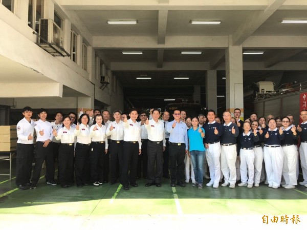 纸厂、慈济连袂送暖给打火兄弟。(记者洪臣宏摄)