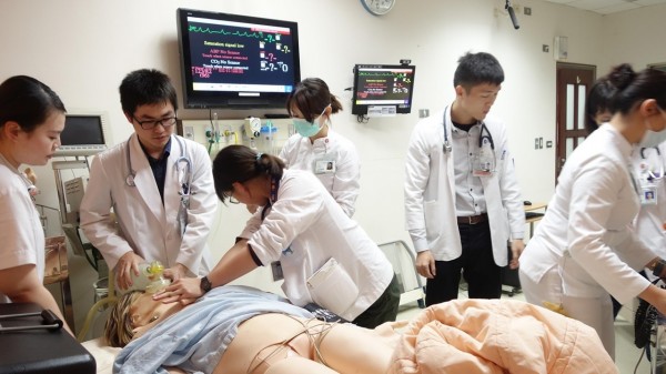 奇美醫院PGY醫師與護理人員運用價昂的模擬真人學習高級心臟救命術。(記者王俊忠翻攝)