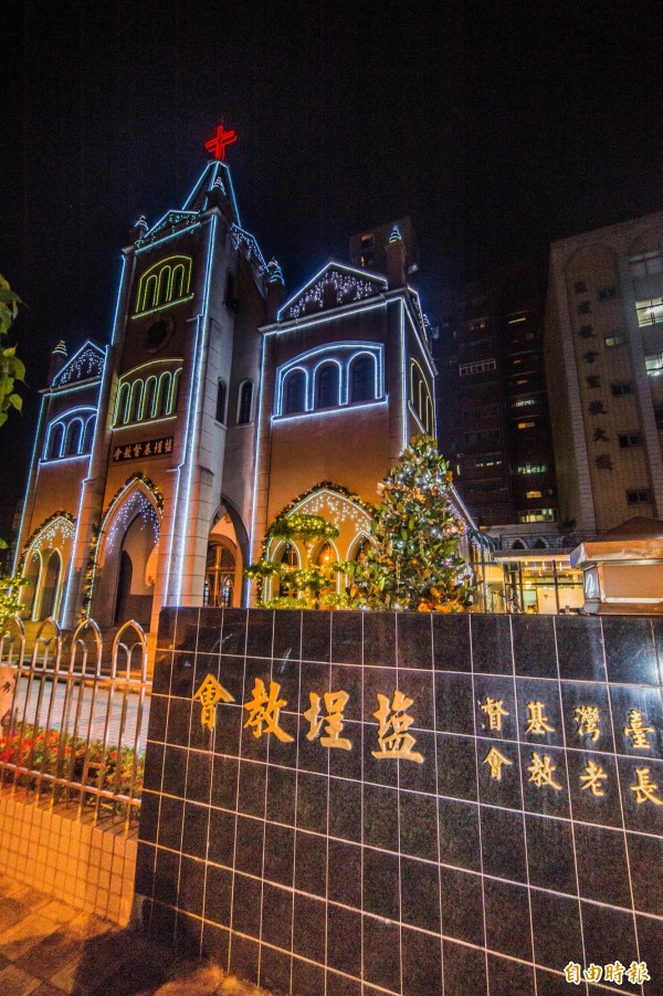 台灣基督長老教會鹽埕教會溫馨妝點的耶誕布置已經亮燈了。（記者張忠義攝）