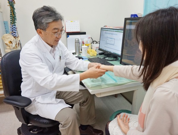 醫師檢查病患關節,確認是否因紅斑性狼瘡引起關節腫脹情況。圖非新聞當事人。 (圖由醫院提供)