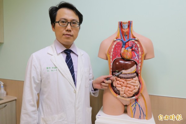 亞大醫院肝膽胃腸科主治醫師許樹湖指長期胃痛、解黑便,有可能胃癌,要趕快檢查。(記者蘇金鳳攝)