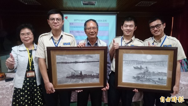 北门区公所三名替代役男黄科融(右一)、陈彦伯(右二)、黄昱昊(左二)创作两幅铅笔速描「北门风情」,送给荣退的区长曾荣嘉(中)。(记者杨金城摄)