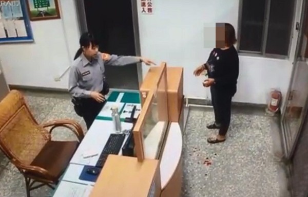 王女全身是血,到警局自首。(記者顏宏駿翻攝)