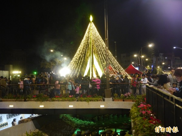葫蘆墩圳水中耶誕樹點燈，吸引民眾拍照。（記者張軒哲攝）