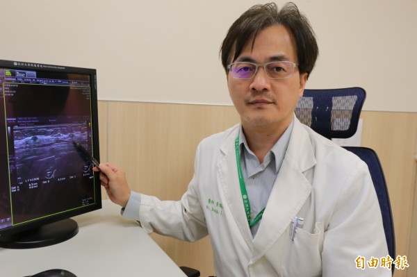 亞洲大學醫院一般外科主治醫師黃瑞建表示,因潘婦定期檢查,因此乳癌發現早,進行乳房保留手術及電療、服藥後,恢復良好。(記者蘇金鳳攝) 亞洲大學醫院一般外科主治醫師黃瑞建表示,因潘婦定期檢查,因此乳癌發現早,進行乳房保留手術及電療、服藥後,恢復良好。(記者蘇金鳳攝)