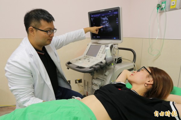 亞大醫院腹膜透析主任林軒任（左）提醒，糖尿病患者要定期接受腎臟超音波檢查。圖為情境照，圖中人物與本文無關。（記者陳建志攝）