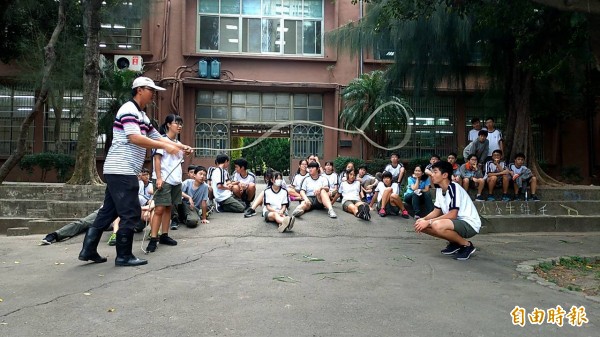 新竹市光武國中校長林茂成獲第二屆創新教育學人獎，他在學校推動的教育強調手作和生命體驗，還邀請農夫牽水牛到學校與學生上課，了解農耕機具的製作與功能。（記者洪美秀攝）