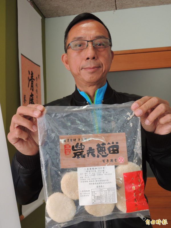 黃錫墉出示陳文昌所送的蔥油餅，每份訂價180元。（記者江志雄攝）