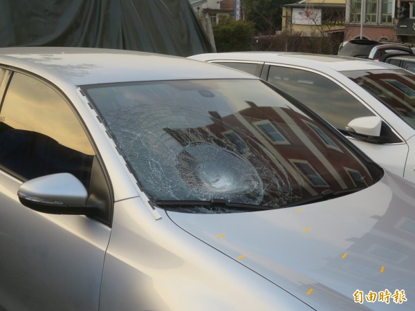肇事車輛從後方追撞,死者頭部撞到擋風玻璃造成嚴重破裂。(記者劉濱銓攝)
