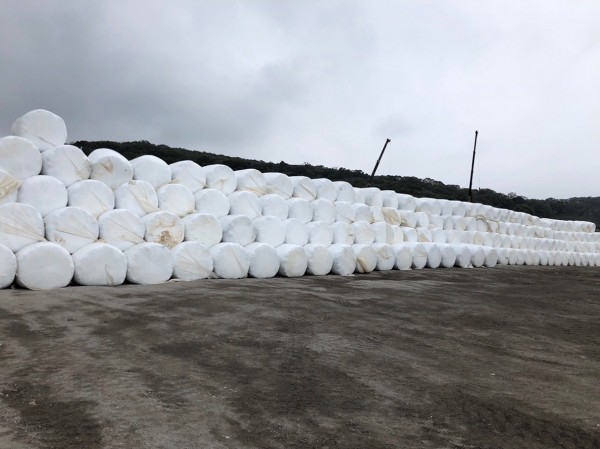 新竹縣新豐竹北區域垃圾掩埋場目前已經完成1400包堆置垃圾的打包，視覺觀感上已經不同以往。（圖由新竹縣政府環保局提供）
