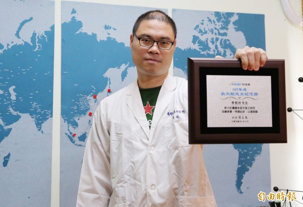 中山大學生物科學系副教授李哲欣研究以「減毒沙門氏菌」,再注入血管,達抑制腫瘤的效果,其創新研發成果榮獲科技部吳大猷先生紀念獎。(記者方志賢攝)