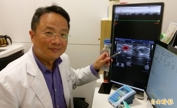台中一名婦人發現左側乳房有一個約1.7公分大的腫瘤,因怕痛、怕開刀,長安醫院吳嘉隆副院長安排進行「定位冷凍針治療」。(記者陳建志攝)