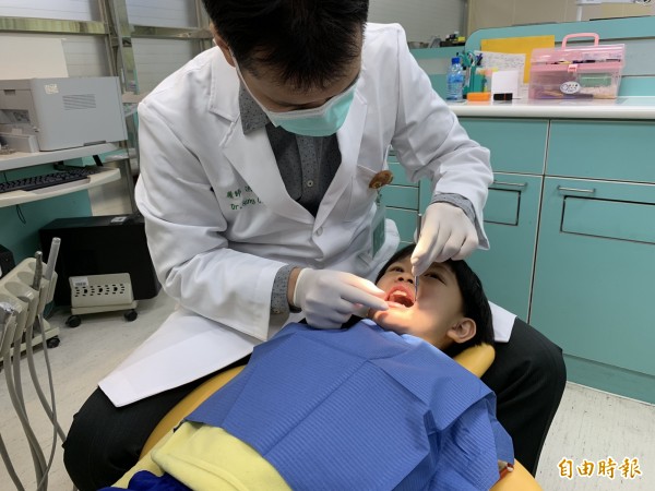 牙醫師洪仲銳提醒,小朋友長第1顆乳牙後就應每半年就診牙科檢查保健。(記者蔡淑媛攝)