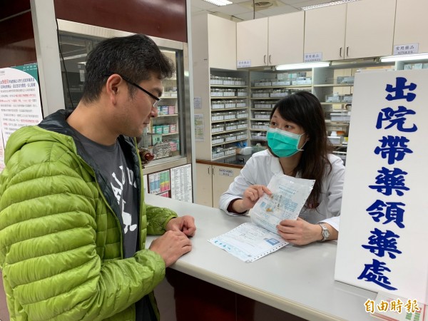 病人或家屬出院領藥時,系統會智慧檢核用藥,藥師提醒衛教,保障用藥安全。(記者蔡淑媛攝)