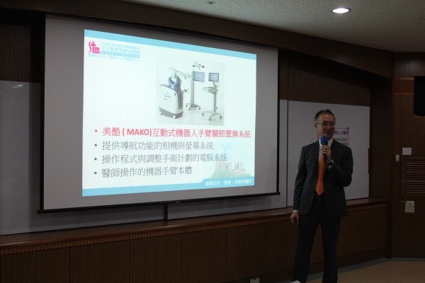 聖馬爾定醫院骨科副主任黃立人說明機器人手臂關節置換術,能較傳統手術誤差更小,是新的治療選擇。(聖馬爾定醫院提供)