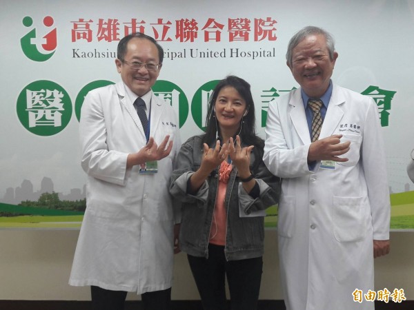 曾小姐(中)下唇腫瘤康復。(記者黃旭磊攝)