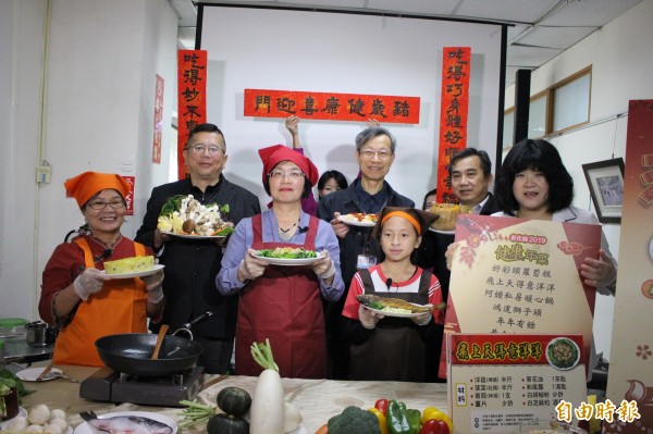 快過年了,彰化縣衛生局設計6道健康年菜食材取自在地農特產品。(記者張聰秋攝)