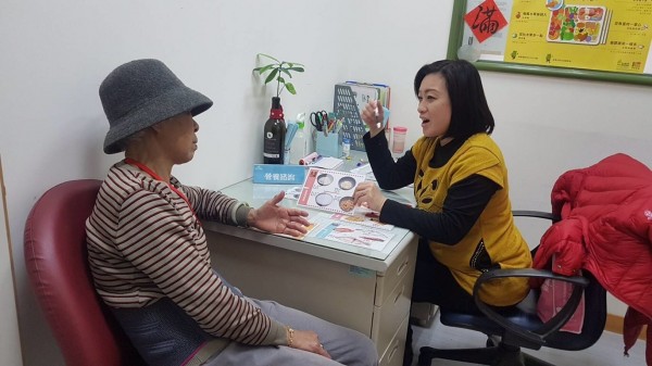 新竹市社區營養推廣中心林淑儀營養師教民眾如何健康吃。(新竹市府提供)