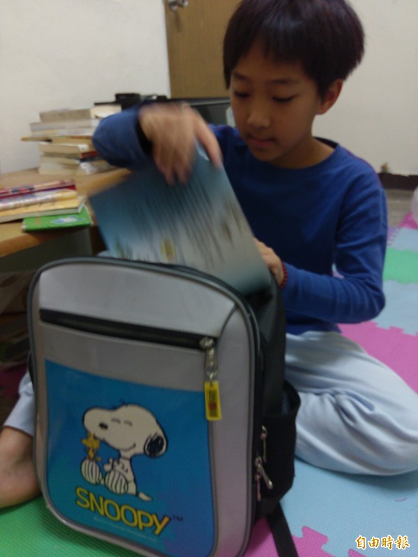 假期結束前可讓孩子收拾書包做上學前預備。(記者張軒哲攝)