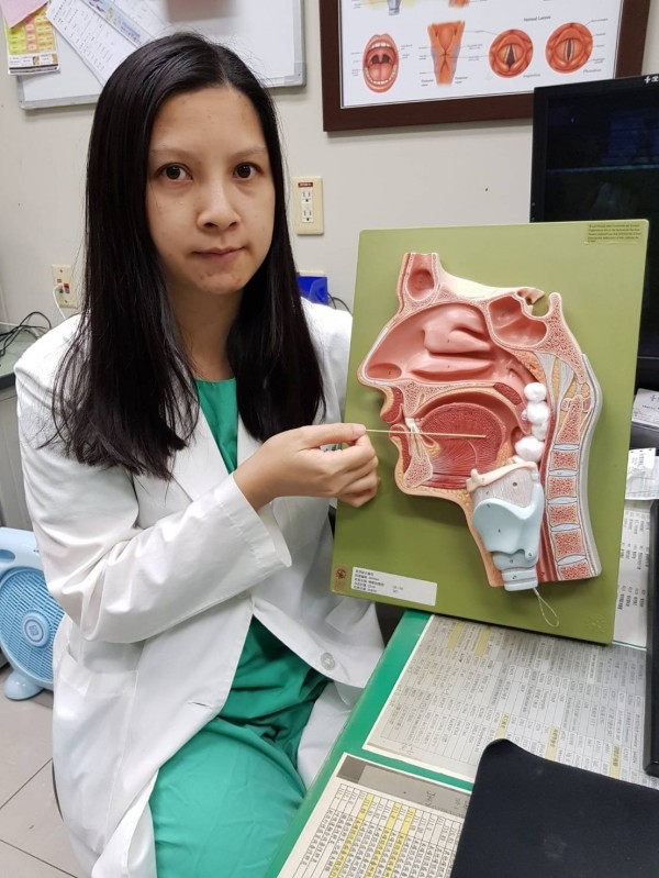 徐毓婷以棉球模擬阿嬤扁桃腺發炎造成感染化膿情況。(圖由澄清提供)