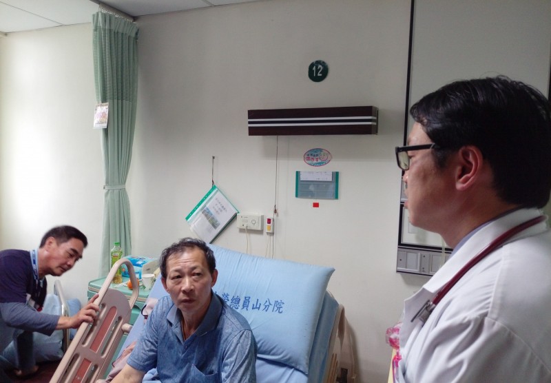 宜蘭市58歲簡姓男子(中),因為上腹部不適來員山榮民醫院檢查,被發現罹患罕見的胃神經分泌瘤,且有肝癌指數飆升的情況,院方稱是全球首例。(員山榮民醫院提供)