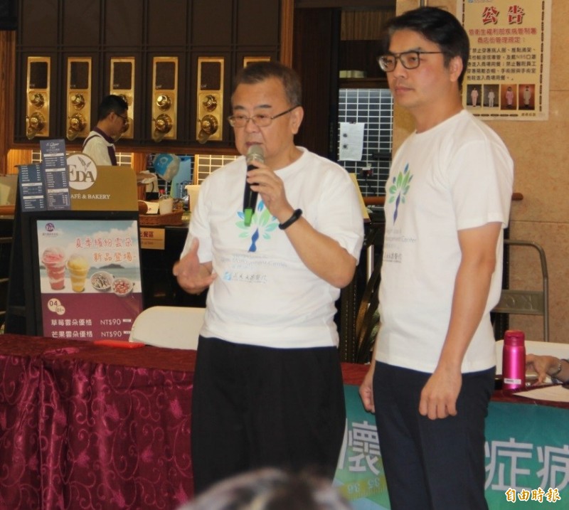陳立愷(左)是名餐飲業主管,接受宋天洲(右)醫師減重手術後,三酸甘油酯從1160mg/dl降到156mg/dl。(記者方志賢攝)