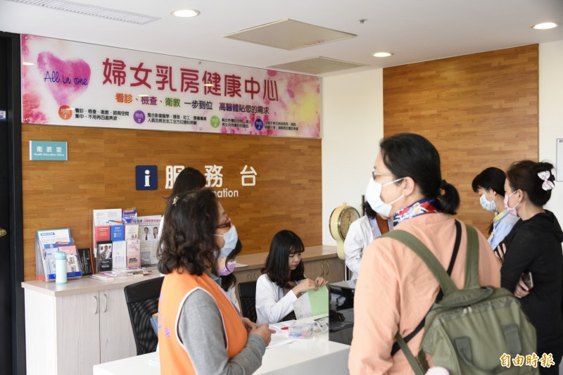 婦女節將至,不少婦女為乳癌所苦;醫師提醒,乳癌死因9成以上與晚期、復發轉移有關,相較於傳統荷爾蒙治療,現在有標靶抑制劑,面對晚期與復發轉移都有標靶治療可選擇。(記者黃旭磊攝)