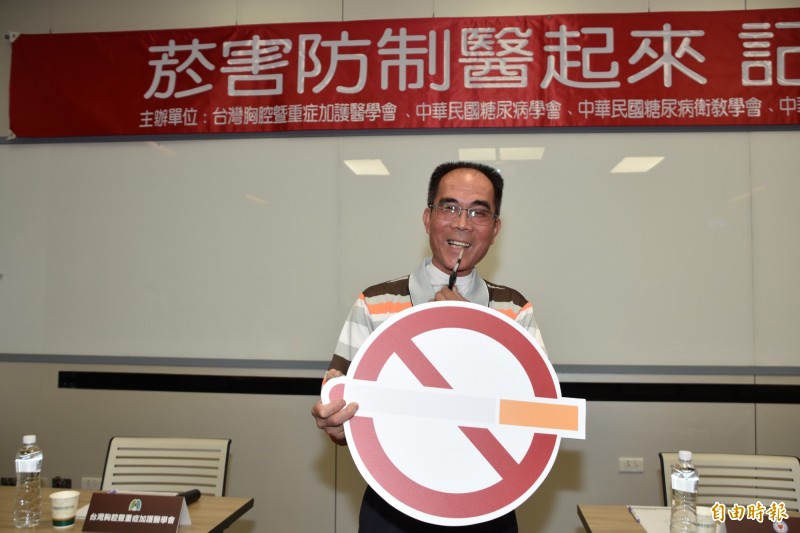 病友張先生表示,菸稅降低,戒菸的意念就減低,對百姓身體也會造成危害更大,所以菸稅降低無助於戒菸。(記者湯世名攝)