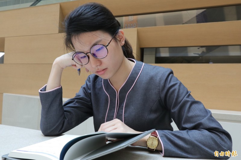台中一名高三女生因參加學測熬夜唸書,出現顏面神經麻痺,醫師提醒壓力大應維持正常睡眠、運動,以免小病變大病。圖為情境照,圖中人物與本文無關。(記者陳建志攝)