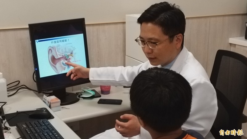 8歲王小弟經常流眼淚、流鼻涕,還會耳悶、耳鳴,甚至聽力下降,但長年服用過敏性鼻炎藥物都沒效,中醫大新竹附醫耳鼻喉科主任王堂權施以耳咽管微創內視鏡手術,讓王小弟的耳鼻症狀獲得大幅改善。(記者廖雪茹攝) 8歲王小弟經常流眼淚、流鼻涕,還會耳悶、耳鳴,甚至聽力下降,但長年服用過敏性鼻炎藥物都沒效,中醫大新竹附醫耳鼻喉科主任王堂權施以耳咽管微創內視鏡手術,讓王小弟的耳鼻症狀獲得大幅改善。(記者廖雪茹攝)