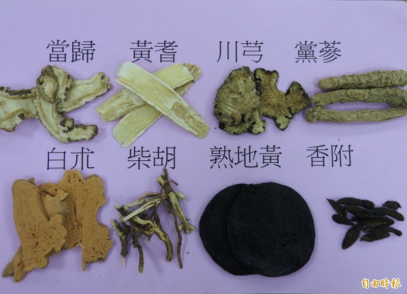 台南市立醫院中醫師王淑秋以柴胡、香附、當歸、黃耆等藥物,為不孕患者疏肝理氣、養血調經。(記者王俊忠翻攝) 台南市立醫院中醫師王淑秋以柴胡、香附、當歸、黃耆等藥物,為不孕患者疏肝理氣、養血調經。(記者王俊忠翻攝)