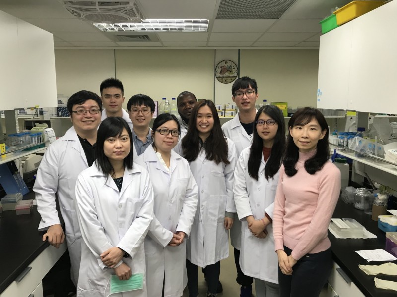 陽明大學臨床醫學研究所助理教授陳斯婷(右一)和其研究團隊。(陽明大學提供)